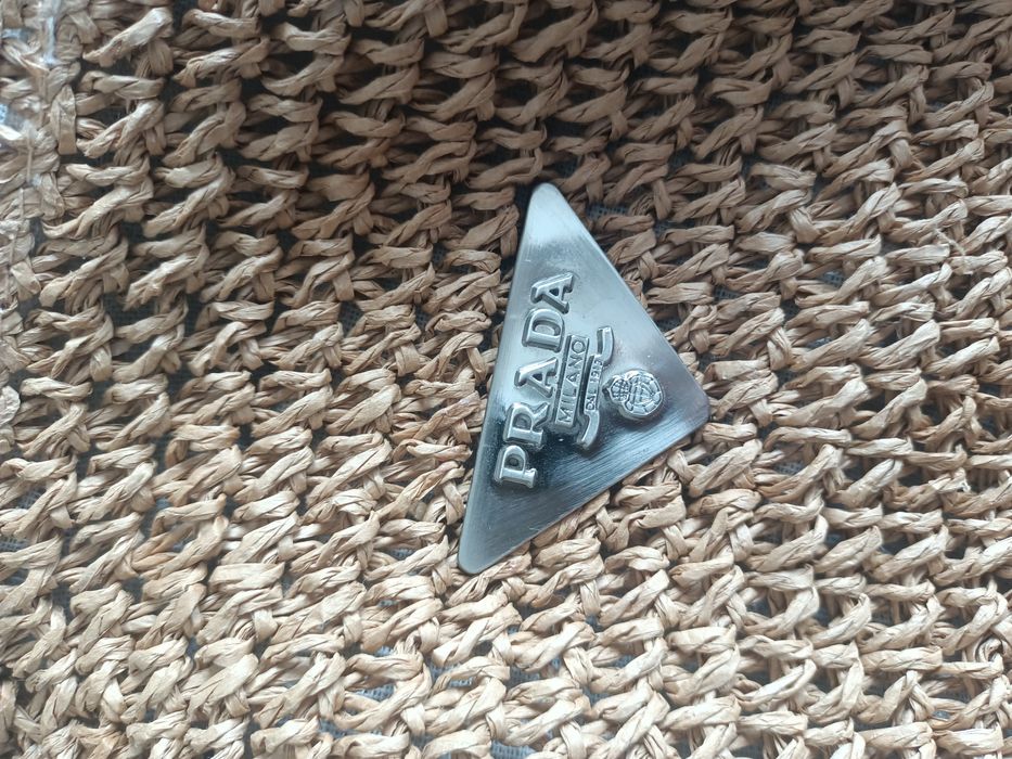 Nowa pleciona torebka Prada idealna na lato na plażę.