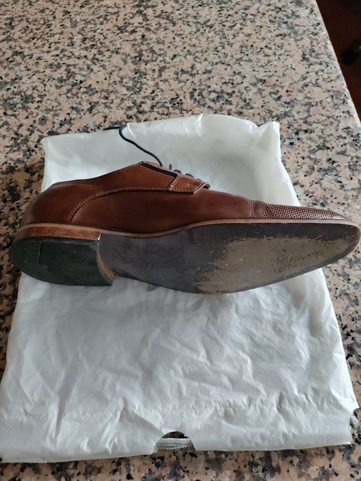 Sapatos de couro castanhos semi-novos