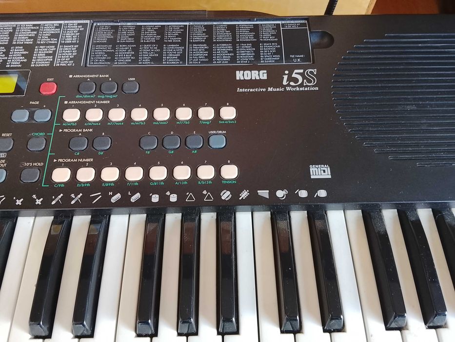 Teclado marca Korg I5S em bom estado