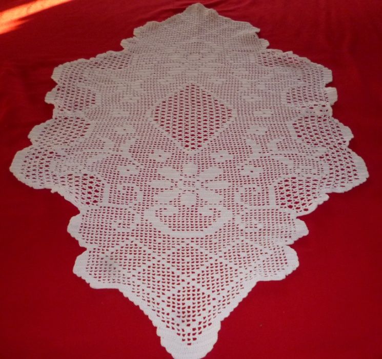 1 Naperon forma estrela + 1 naperon ovalizado em croché