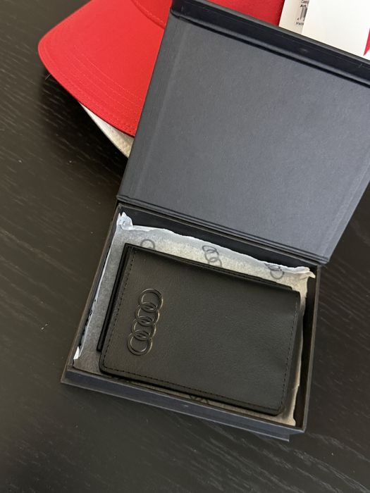 Мерч  від Audi (2 кепки та картхолдери)