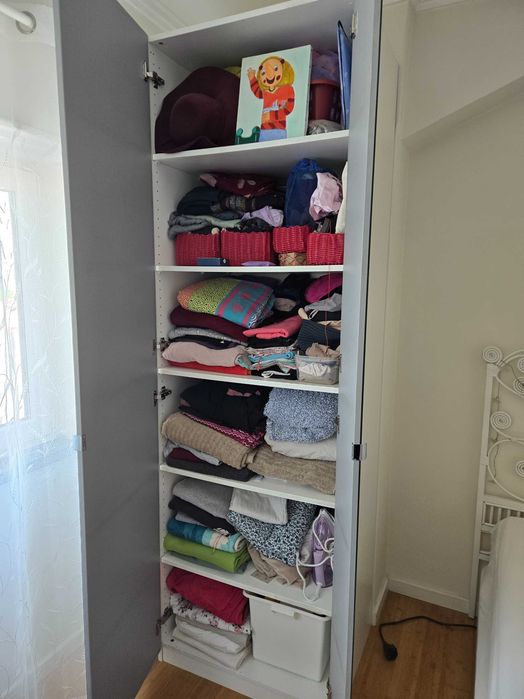 Armário branco com espelho Ikea