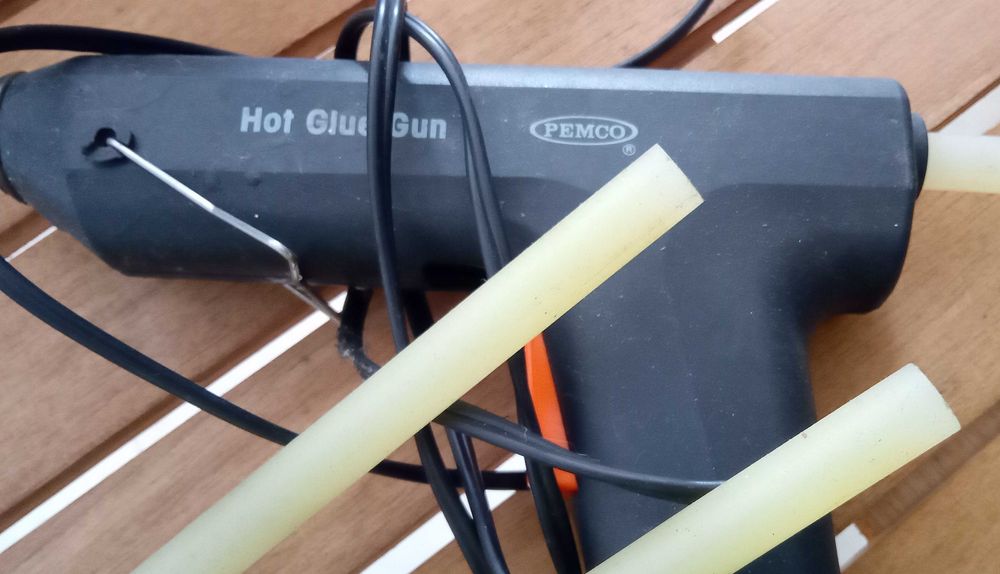 Pistola de colar a quente, com varas de cola, por 5€