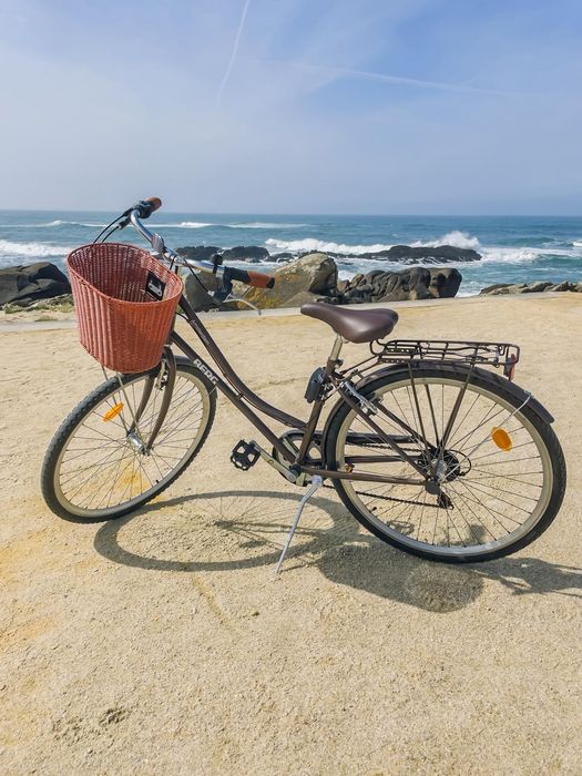 Bicicleta citadina com cesto