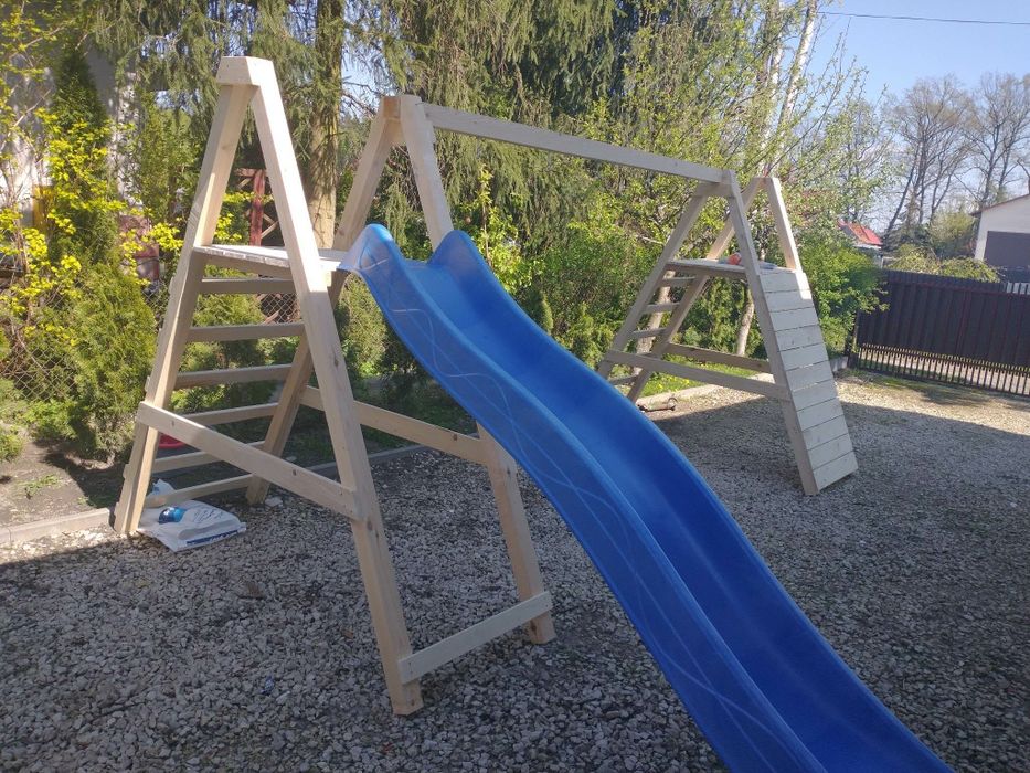 Plac zabaw, domek dla dzieci