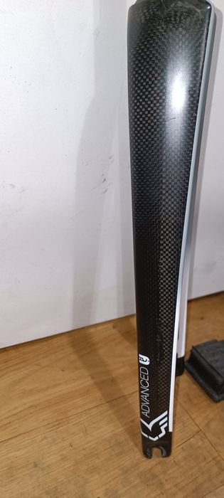 Widelec carbonowy szosowy