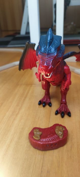 Robô dinossauro com comando