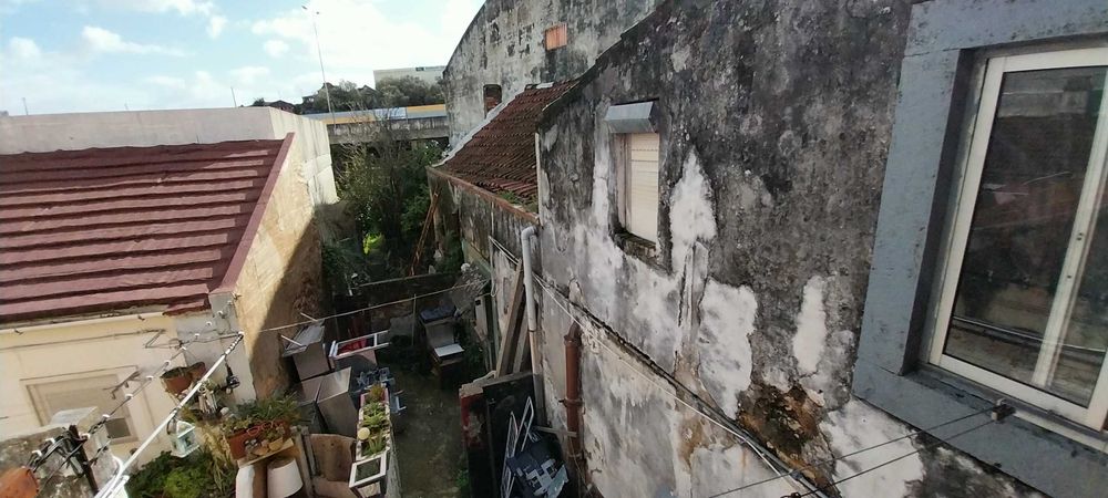 Vila com 5 casas de habitação e 4 lojas comerciais localizada na rua principal de Camarate