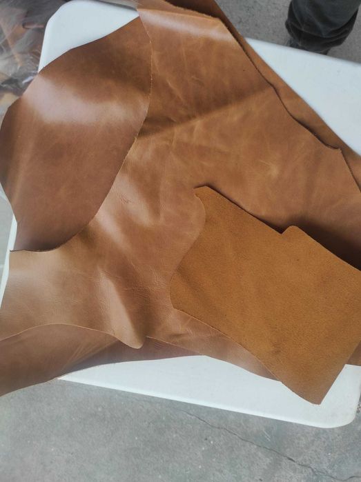 Vendo retalhos de pele / couro preto e outras cores