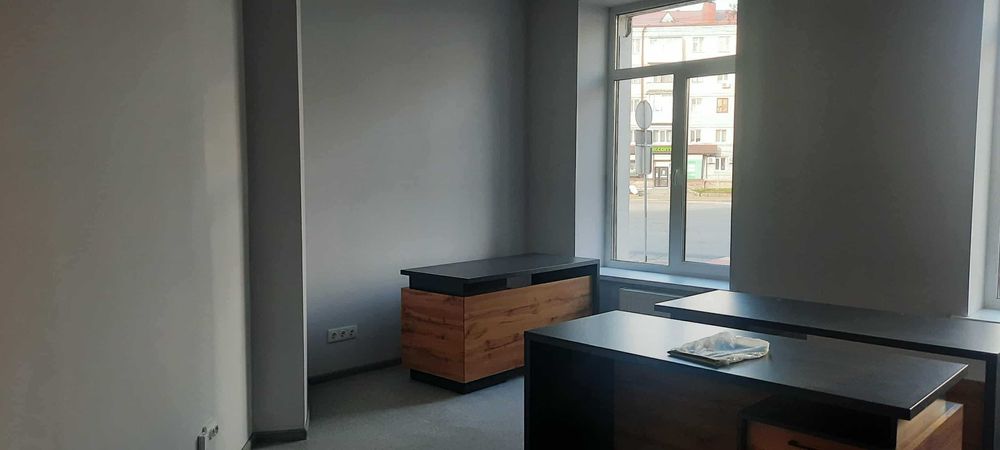 Оренда фасадні приміщення 18-132м Центр Звягель Шевченка,5/1 Терміново