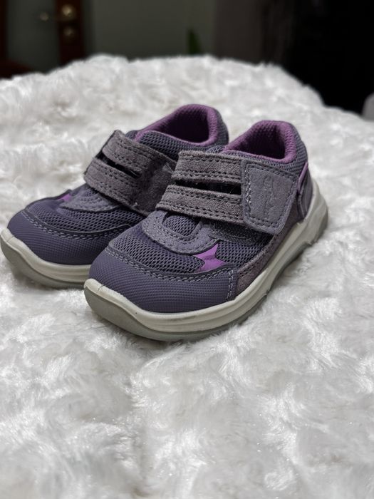 Взутя на дівчинку