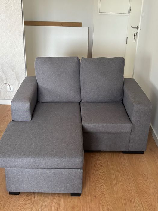 Sofá de dois lugares com chaise longue