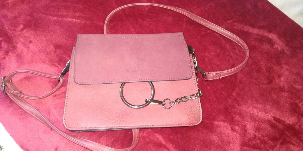 Mala bordo muito elegante