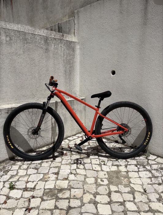 Bicicleta de btt montada para grau