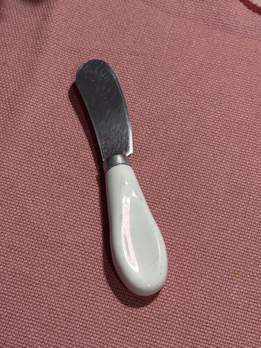 Ceramiczna maselniczna z nożem i pokrywką
