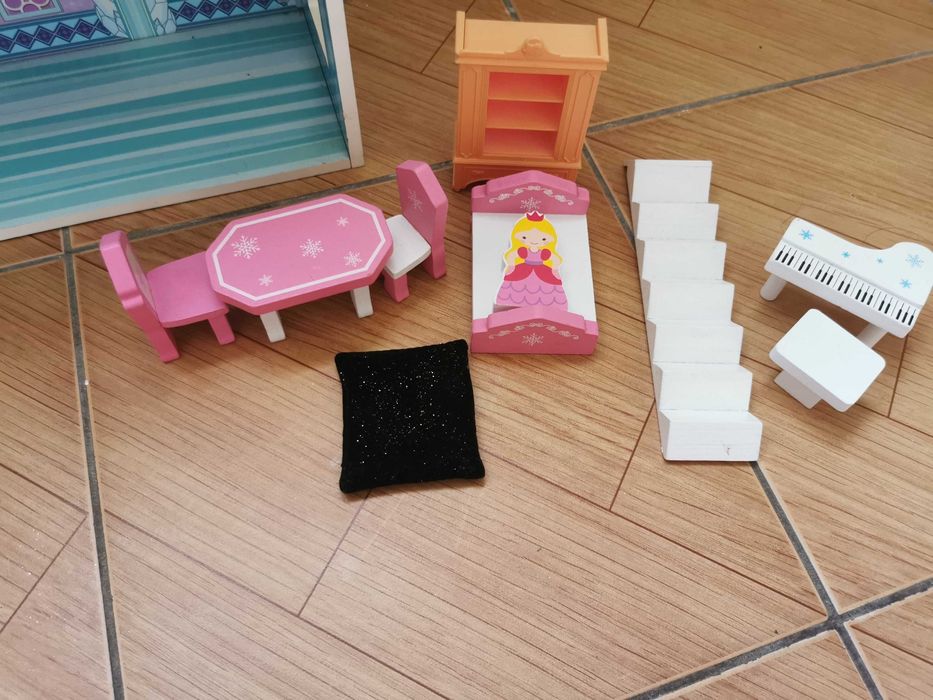 Casa de bonecas seminova com acessórios adicionais