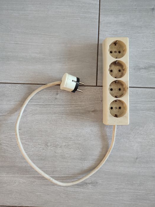 Przedłużacz elektryczny.