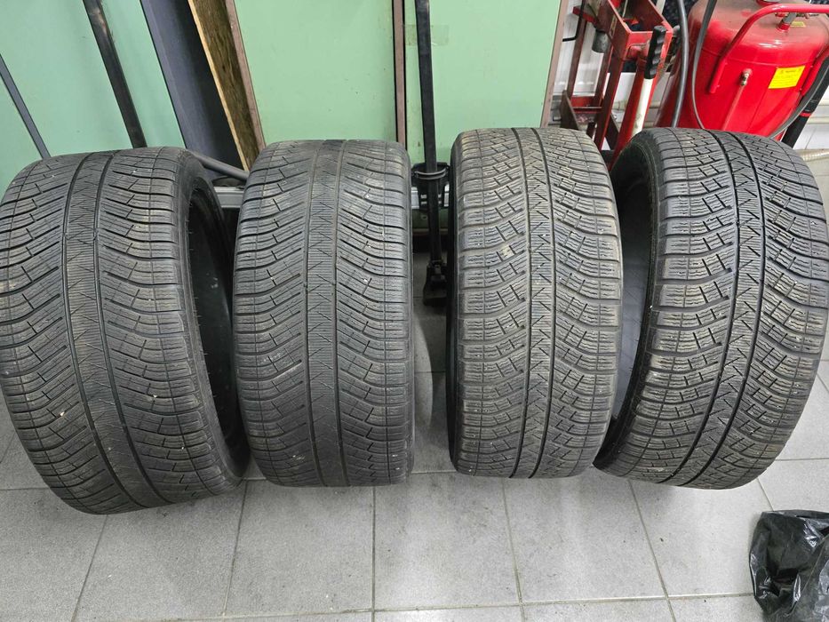 резина разноразмерная 275/45R20 + 305/40R20,комплект