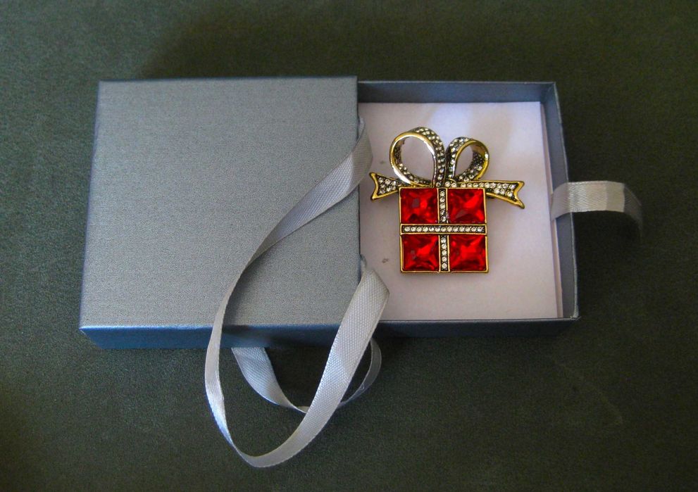 Alfinete / Broche / Pregadeira Presente c/ Pedras Vermelhas NOVO