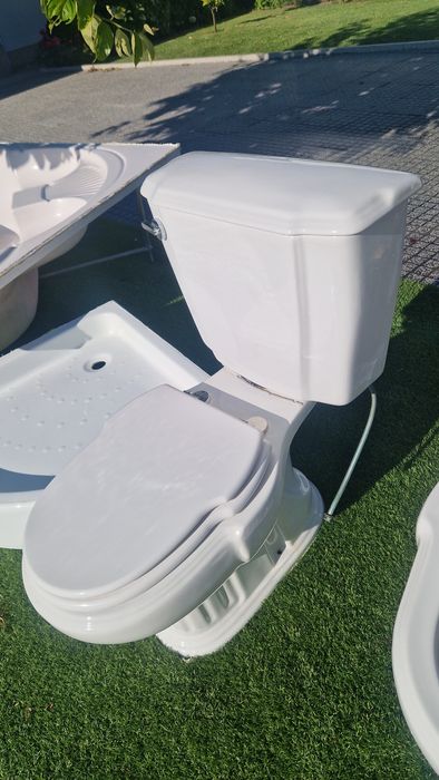 Loiça de casa de banho, sanita, bidé, banheira, base...