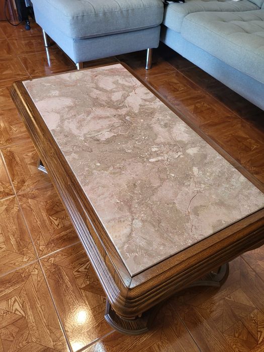 Mesa de centro com tampo em mármore