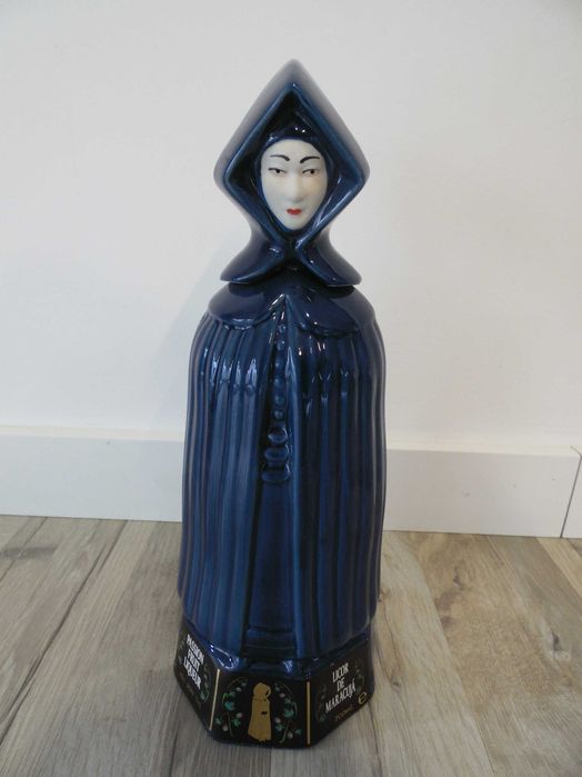 Garrafa decorativa "A Mulher de Capote"