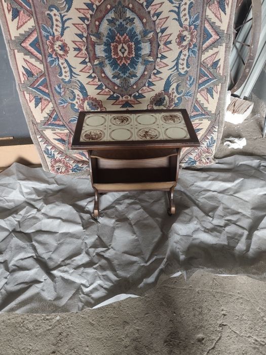 Elegancki stolik z półką na np. gazety lub kapcie