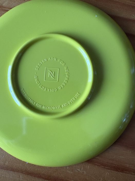 3 chávenas de café com pires -Nespresso