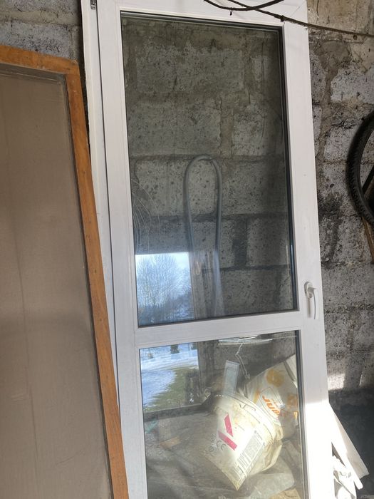 Białe drzwi balkonowe pcv