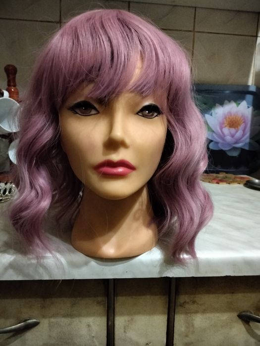 Перукa пaрик , шиньoн 25 см. кудрявый рoзoвый с челкoй . термо-волос