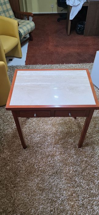 Mesa de madeira com pedra mármore