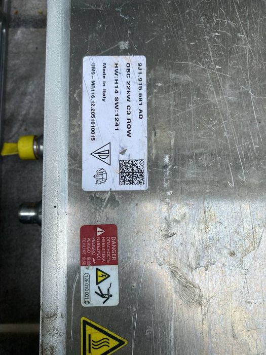 Porsche Taycan зарядний пристрій високовольтного заряду
9J191568