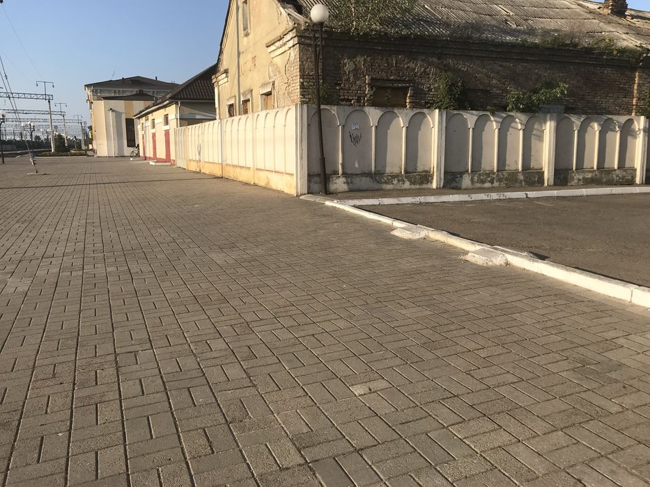 Нежитлова фасадна будівля під комерцію