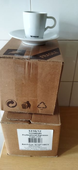 Pires e chavenas de café Nespresso
