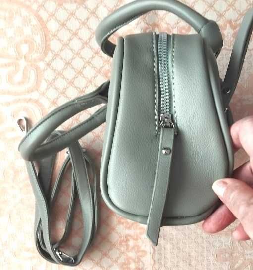 Удобная вместительная модная сумочка серого цвета, 27х15см