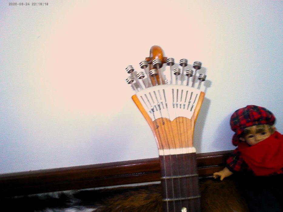 Guitarra portuguesa, estilo Lisboa, muito antiga, em perfeito estado e afinada por um mestre.