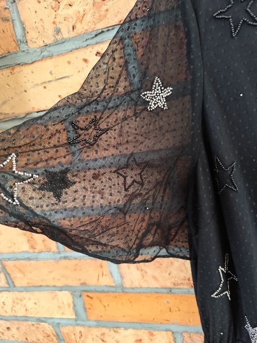 Czarna sukienka z krótkim rękawem