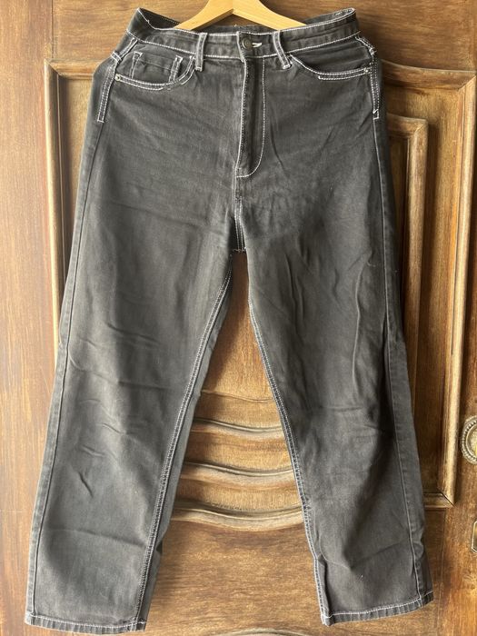 Calcas pretas com acabamento de oinha branca. Super fashion.