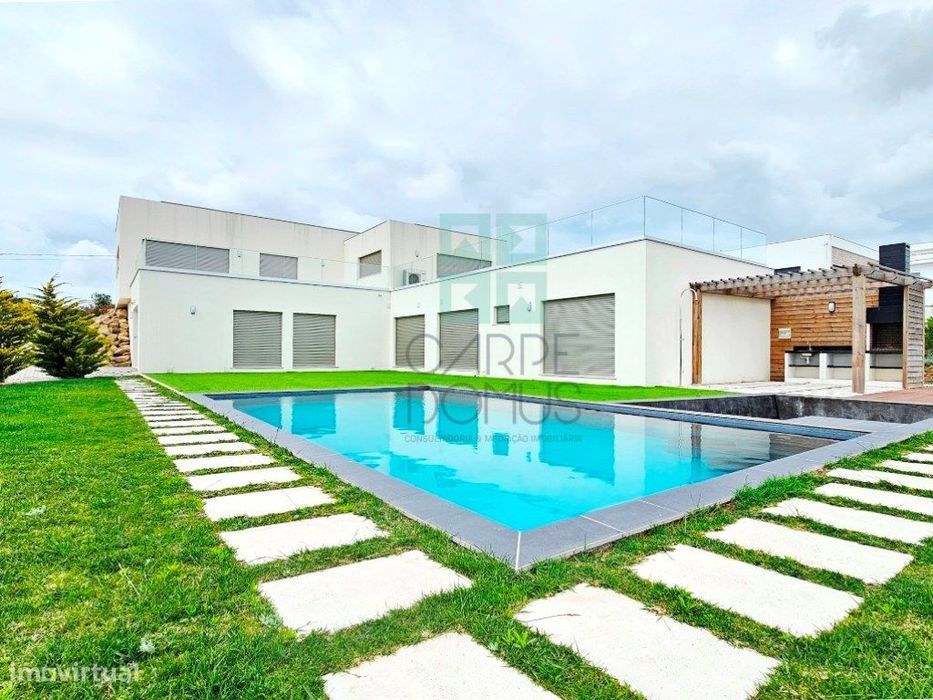 Excelente moradia T4, piscina e amplo jardim, em Peniche