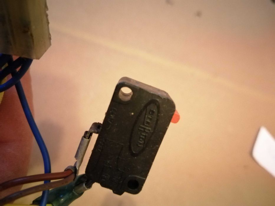 Włącznik mikrofalówki LG MB3744w

Używany sprawny