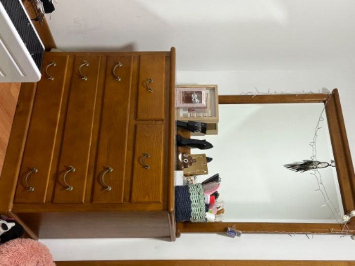 Cómoda com mármore e espelho