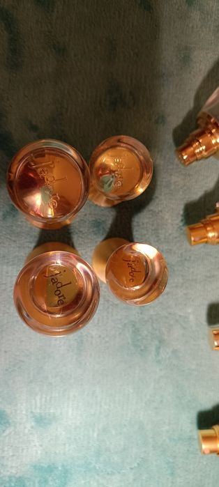 Puste flakony kolekcjonerskie Jadore z różnych lat