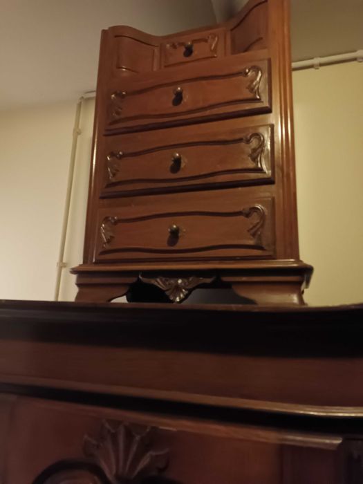 Móveis guarda vestidos, cama, cómoda e mesinhas de cabeceira.