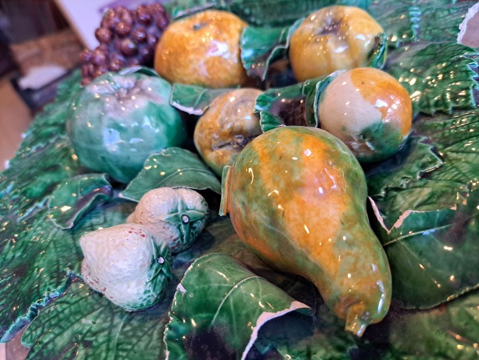 Travessa com frutas faiança Sec XIX Gomes d'avellar para restauro