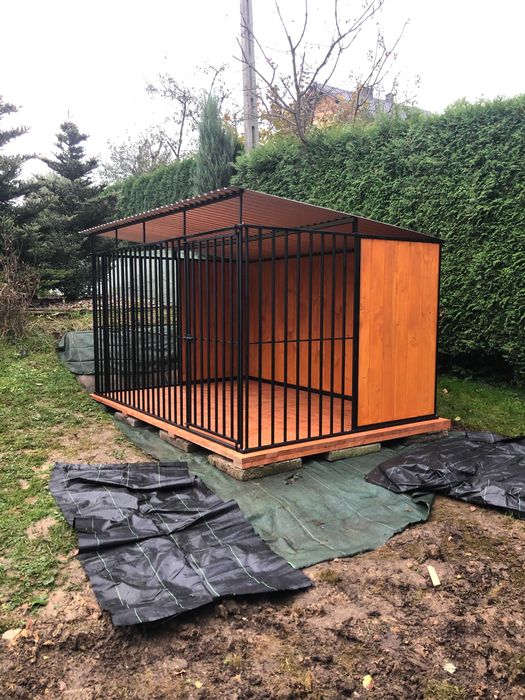 kojec dla psa składzik z wypełnieniem drewnem