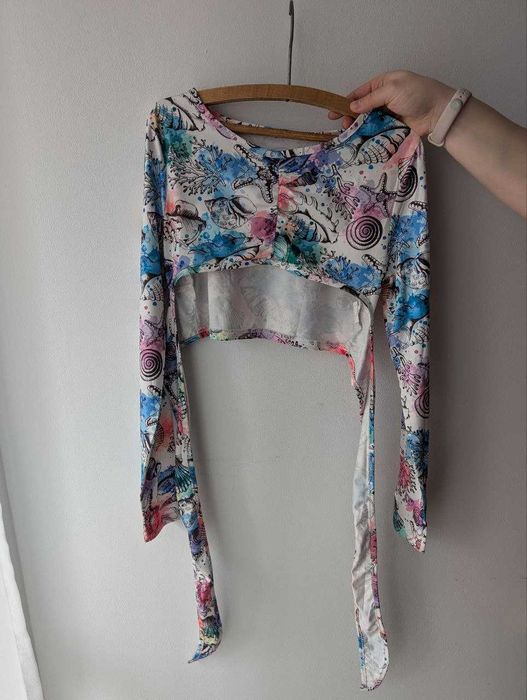 Kolorowy crop top wiązany – długi rękaw, wzór morski
