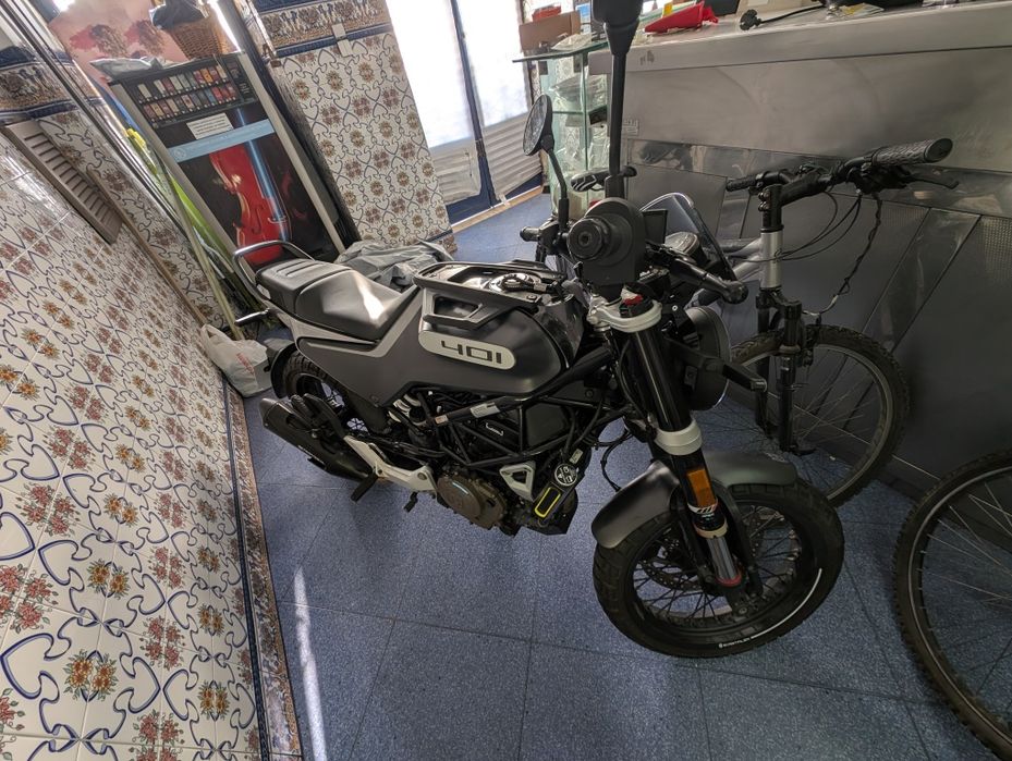 Husqvarna Svartpilen 401