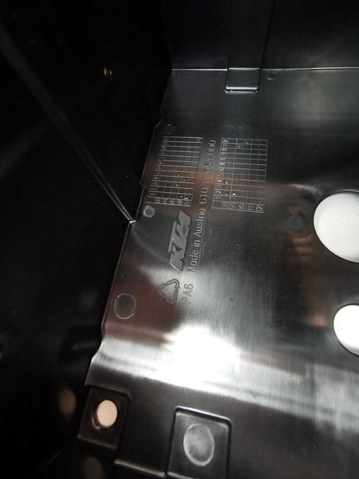 Puszka akumulatora  osłona obudowa pług do KTM 990 Super Duke plastik