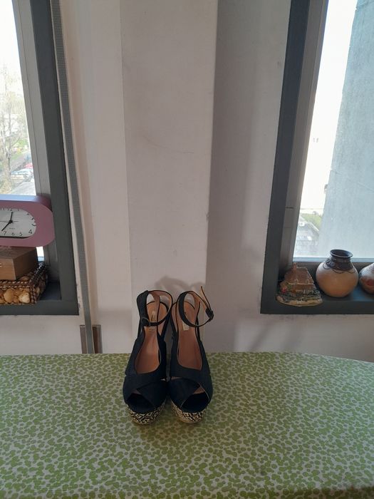 Vendo Sandálias de Senhora LEFTIES muito bonitas em bom estado