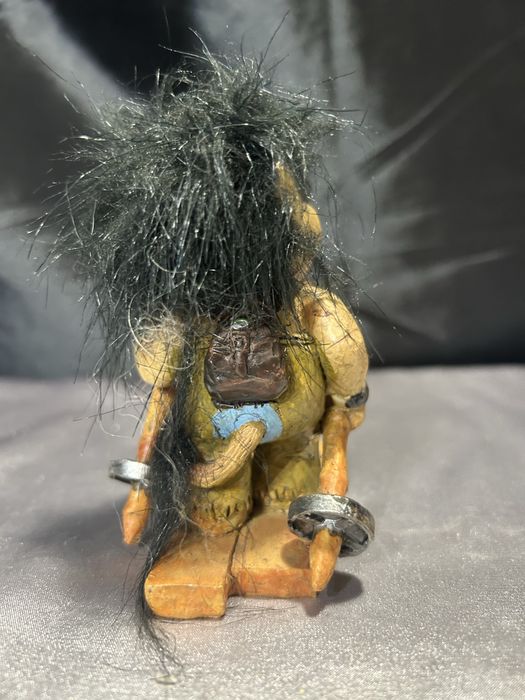 Figurka Trolla na Nartach z Plecaczkiem – Norweska Pamiątka